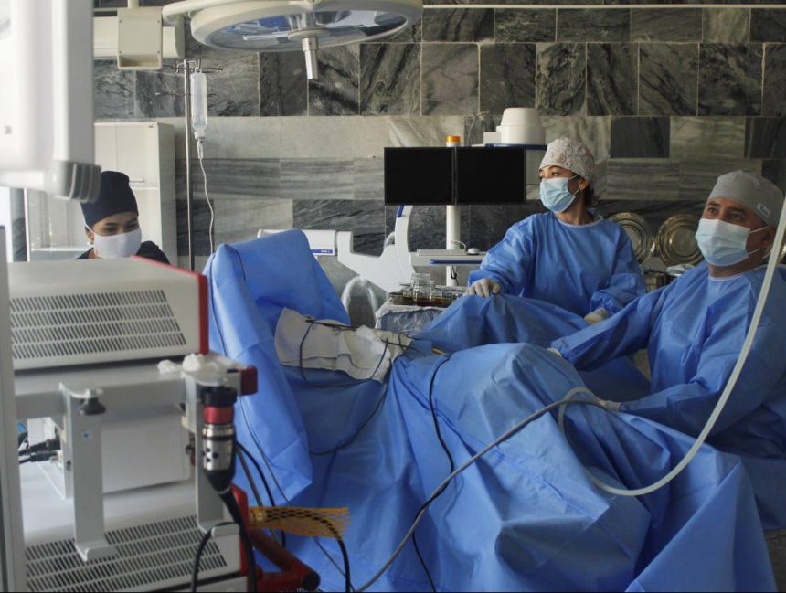 Qashqadaryo viloyati ko‘p tarmoqli tibbiyot markazida yana bir zamonaviy jarrohlik amaliyoti muvaffaqiyatli o‘tkazildi