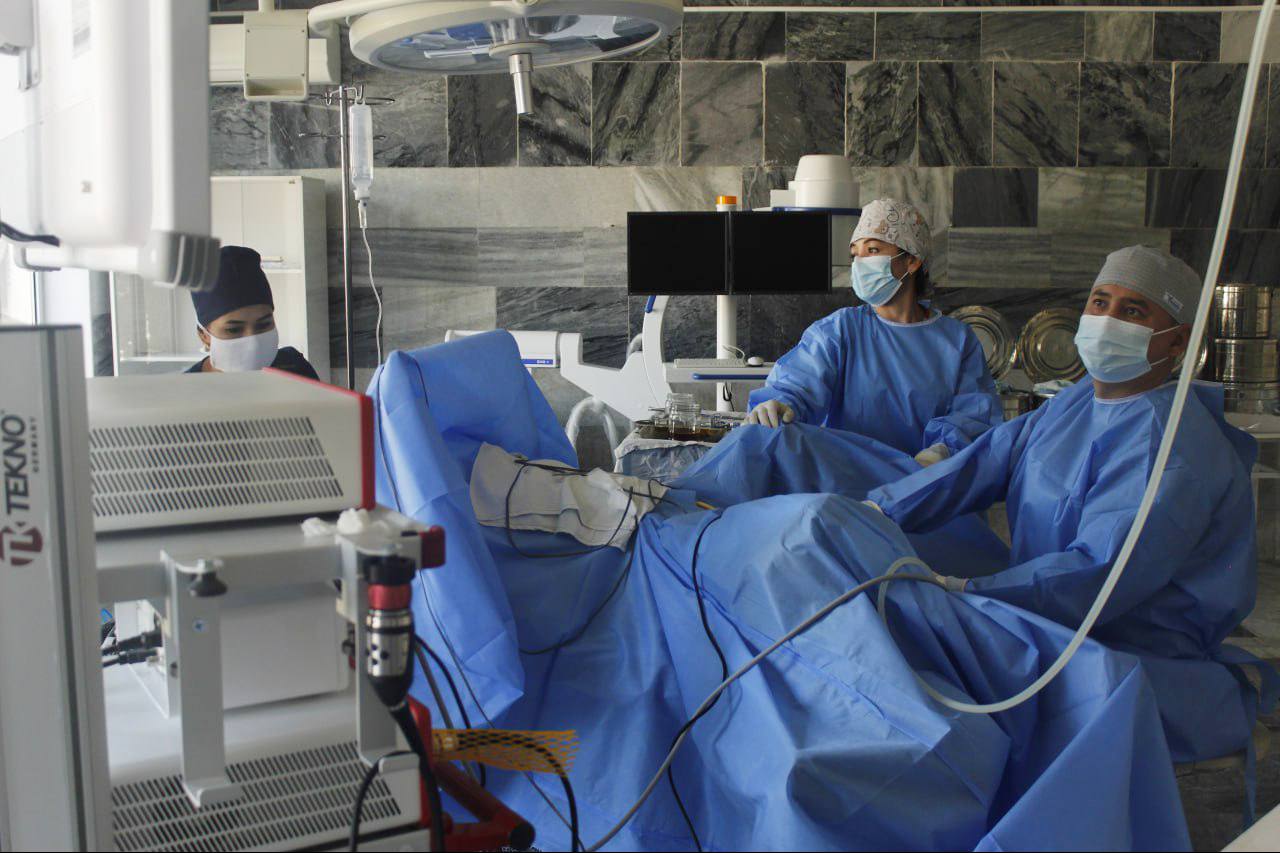 Qashqadaryo viloyati ko‘p tarmoqli tibbiyot markazida yana bir zamonaviy jarrohlik amaliyoti muvaffaqiyatli o‘tkazildi